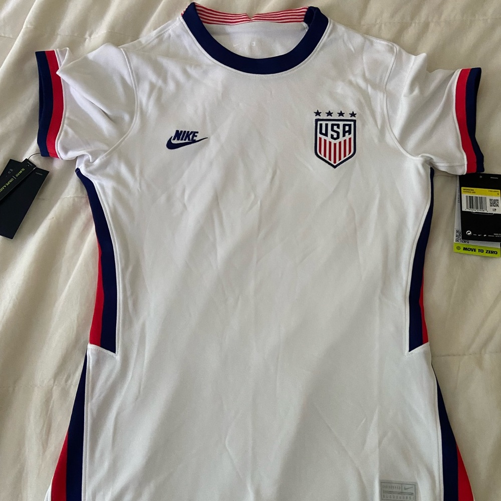 NWT Womens Nike USA soccer jersey! Size small!